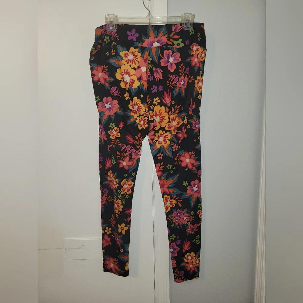 Lularoe TC Leggings Black with Tropical Flowers - Picture 2 of 5